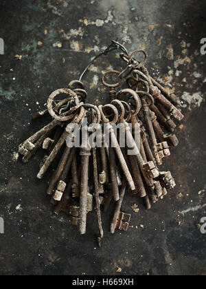 Verrostete altmodischen Schlüssel am ring Stockfoto