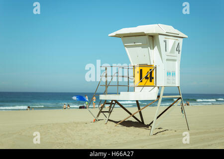 Rettungsschwimmer-Turm am Mission Beach, Sommertag. San Diego, Kalifornien, USA. Stockfoto