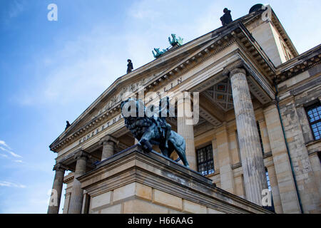 Engel spielt Instrument während der Fahrt Löwenstatue vor Konzerthaus Berlin. Von Ankeeta im Jahre 1821 Bansal gemacht. Klassische buildi Stockfoto