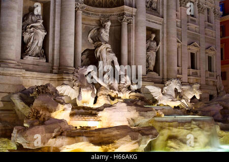 Fontana Di Trevi (Trevi-Brunnen) in der Nacht in Rom. Aquädukt gespeist Rokoko-Stil, entworfen von Nicola Salvi & abgeschlossen im Jahre 1762, Witz Stockfoto