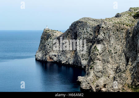 Fernblick über die erstaunliche Leuchtturm von Cap de Formentor auf Mallorca Insel Stockfoto