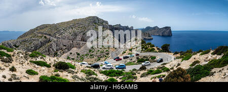 Panorama eine Haarnadelkurve und die kurvenreiche Straße mit parkenden Autos am Cap de Formentor in Mallorca, Spanien Stockfoto