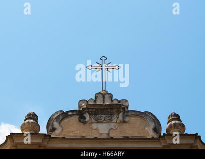 Christian Kreuz am Anfang der historischen Kirche in Trastevere Viertel in Rom. Stockfoto