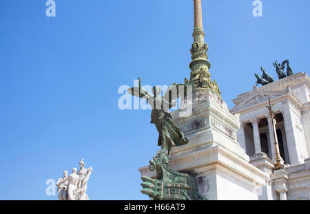 Statue eines geflügelten Frau in das Denkmal für Victor Emmanuel II. Altar des Vaterlandes auf Venedig Platz (Piazza Venezia), Rom Stockfoto