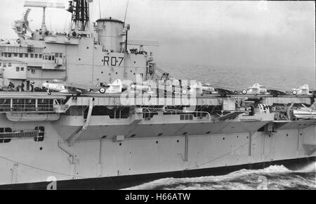 Flugzeugträger HMS Albion (R07), den Spitznamen "The alten Grey Ghost der Borneo Küste" Stockfoto