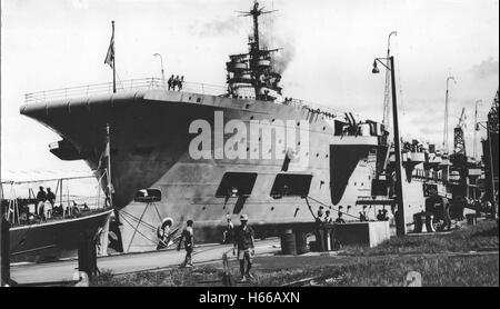 HMS Unicorn neben dock Singapur 1949: Einhorn war eine königliche Marine Reparatur Schiff und Flugzeug Flugzeugträger Stockfoto