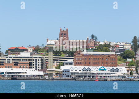 Newcastle-Vorland, mit der Christ Kirche-Kathedrale im Hintergrund und Newcastle Hafen / Hunter River im Vordergrund. Stockfoto