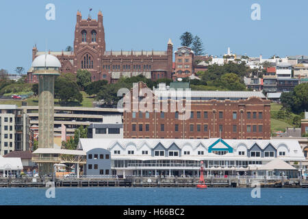 Newcastle-Vorland, mit der Christ Kirche-Kathedrale im Hintergrund und Newcastle Hafen / Hunter River im Vordergrund. Stockfoto