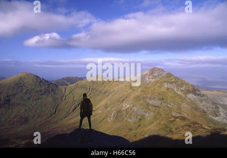 Walker Silhouette auf Benbreen Berg, Twelve Bens, Connemara, County Galway, Irland. Stockfoto