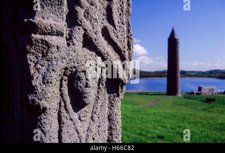 Detail des 15. Jahrhundert hohe Kreuz auf Devenish Insel. Lough Erne, Grafschaft Fermanagh, Nordirland zu senken. Stockfoto