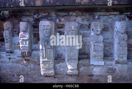 Frühe christliche Schnitzereien auf eine Kirche aus dem 12. Jahrhundert. White Island, Lough Erne, Grafschaft Fermanagh, Nordirland. Stockfoto