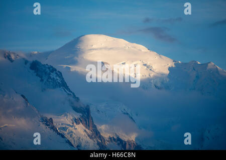 Der Gipfel des Mont Blanc (4809m), das Tal von Chamonix, Französische Alpen, Frankreich. Stockfoto