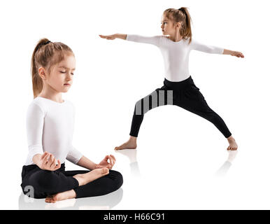 Kleines Mädchen Yoga Übungen auf weißem Hintergrund Stockfoto