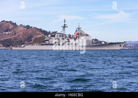 Arleigh-Burke-Klasse Zerstörer USS John Paul Jones auf San Francisco Bay geführt.
