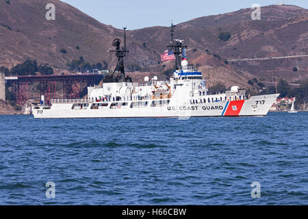 USCGC Mellon (WHEC-717), Hamilton-Klasse hohe Ausdauer Cutter, betritt San Francisco Bay mit Crew entlang der Schienenverkehrs. Stockfoto