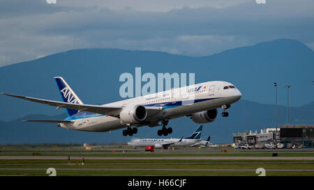 All Nippon Airways ANA Boeing 787 (787-9) JA839A Dreamliner Passagierjet Flugzeug nehmen Luft Vancouver Flughafen ausziehen Stockfoto