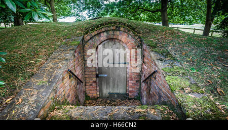 Alte Ziegel Eis Lagerung Haus gebaut u-Bahn. Stockfoto