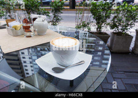 Kaffeetasse mit Cappuccino auf einem Tisch im café Stockfoto