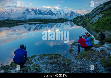 Fotografen neben Lac des Cheserys, unterhalb des Mont Blanc Massivs, das Tal von Chamonix, Französische Alpen, Frankreich. Stockfoto