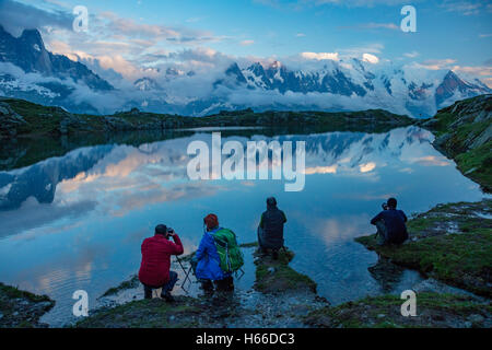 Fotografen neben Lac des Cheserys, unterhalb des Mont Blanc Massivs, das Tal von Chamonix, Französische Alpen, Frankreich. Stockfoto