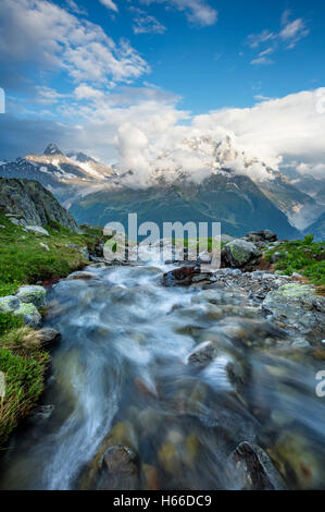 Stream unter Aiguille Verte, das Tal von Chamonix, Französische Alpen, Frankreich. Stockfoto