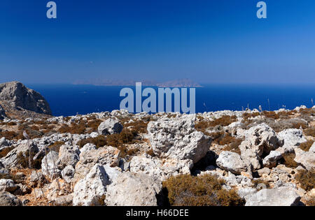 Das gebirgige Landesinnere der Insel Chalki mit Tilos-Insel in der Ferne, in der Nähe von Rhodos, Dodekanes, Griechenland. Stockfoto