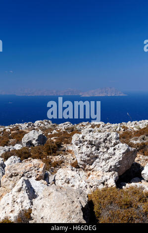 Das gebirgige Landesinnere der Insel Chalki mit Tilos-Insel in der Ferne, in der Nähe von Rhodos, Dodekanes, Griechenland. Stockfoto