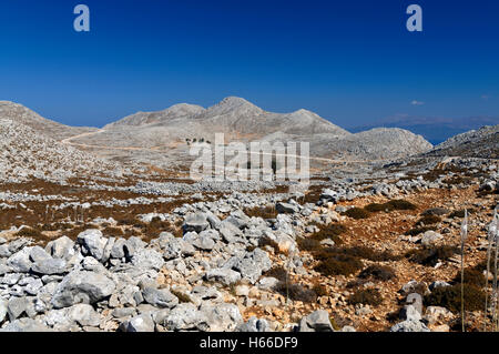 Abgelegensten und wildesten Berglandschaft hoch oben in das gebirgige Landesinnere der Insel Chalki in der Nähe von Rhodos, Dodekanes, Griechenland. Stockfoto