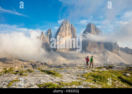 Wanderer unter Tre Cime di Lavaredo. Sextener Dolomiten, Südtirol, Italien. Stockfoto