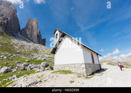 Kleine Kirche in der Nähe von Rifugio Auronzo, unter Tre Cime di Lavaredo, Sextener Dolomiten, Südtirol, Italien. Stockfoto