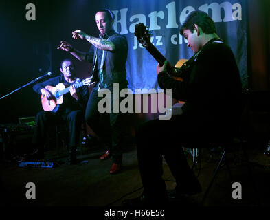 Diego Cortes Flamenco spanische Sänger und Gitarrist, Rumba Catalana, Flamenco-Fusion mit Santi Cubero Flamenco-Tänzerin Stockfoto