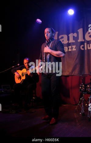 Diego Cortes Flamenco spanische Sänger und Gitarrist, Rumba Catalana, Flamenco-Fusion mit Santi Cubero Flamenco-Tänzerin Stockfoto