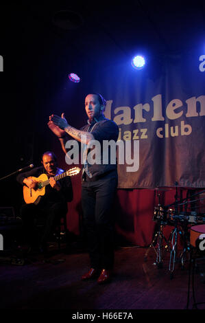 Diego Cortes Flamenco spanische Sänger und Gitarrist, Rumba Catalana, Flamenco-Fusion mit Santi Cubero Flamenco-Tänzerin Stockfoto