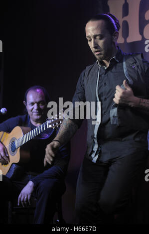 Diego Cortes Flamenco spanische Sänger und Gitarrist, Rumba Catalana, Flamenco-Fusion mit Santi Cubero Flamenco-Tänzerin Stockfoto