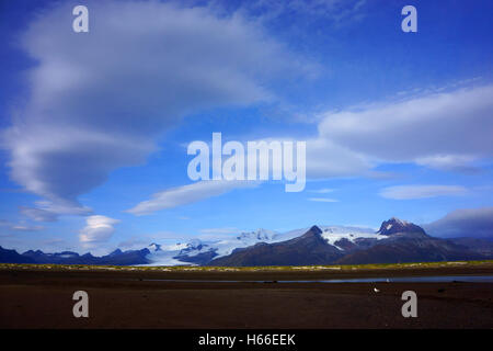 Gewitterwolken über Hallo Bucht und die Berge, Kamtai Nationalpark, Küste, Alaska Mtns. v. l. Mt. Denison, Mt. Steller, Kukak Kra Stockfoto