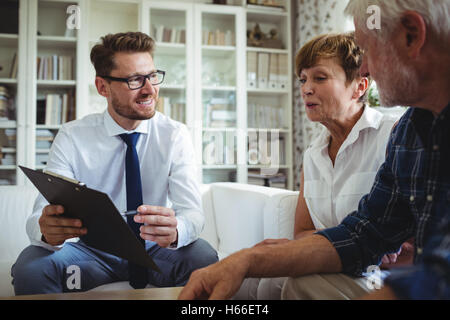 Älteres paar planen ihre Investitionen mit Finanzberater Stockfoto