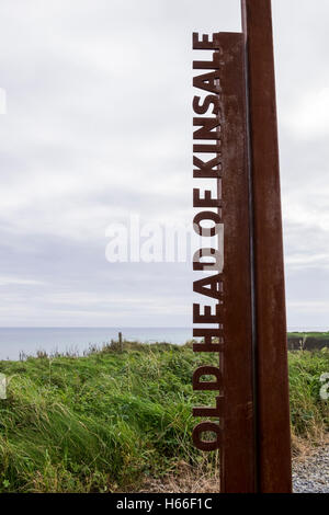 Verrosteten schmiedeeisernen Marker Schild am alten Kopf von Kinsale, County Cork Stockfoto