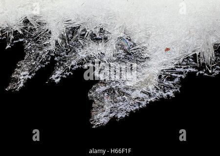 Kristalle von Eis auf schwarzem Hintergrund Stockfoto