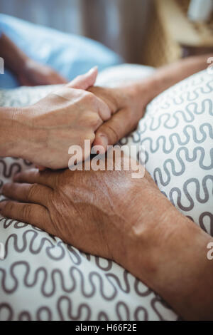 Hand in Hand senior Frau Krankenschwester Stockfoto