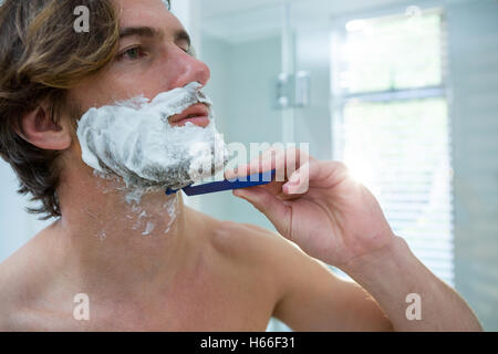 Mann mit einem Rasiermesser, seinen Bart rasieren Stockfoto