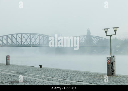 Nebligen Herbstmorgen auf Moldau in Prag, Tschechien. Stockfoto