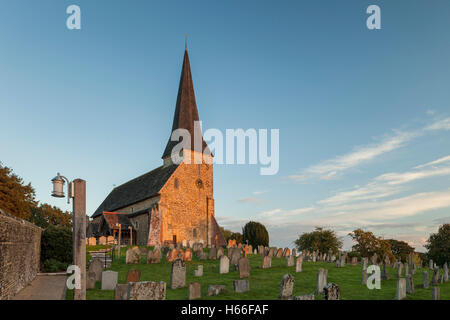 Sonnenuntergang in Kirche von St. Peter Ad Vincula in Wisborough Green, West Sussex, England. Stockfoto