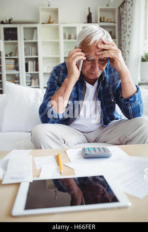 Gespannten senior woman telefonieren mit Handy Stockfoto