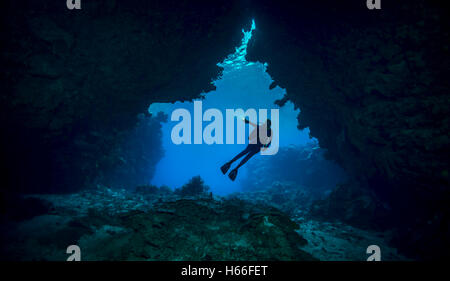 Scuba Diver betritt Unterwasser-Höhle-system Stockfoto