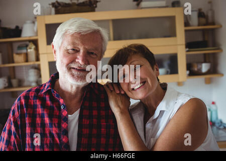 Älteres paar lächelnd in Küche Stockfoto