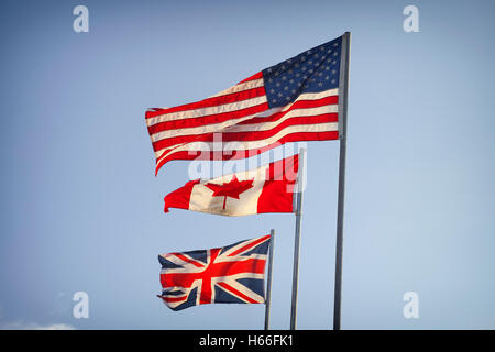 Amerikanische Flagge, kanadische Flagge und Flag of Great Britain auf blauen Himmel. Stockfoto