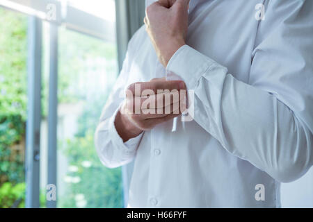 Mann im Schlafzimmer anziehen Stockfoto