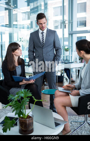 Unternehmer diskutieren über Dokument Stockfoto