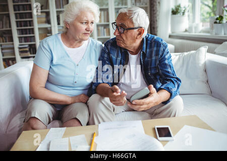 Besorgt, älteres paar Interaktion während der Überprüfung der Rechnungen Stockfoto