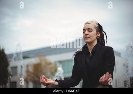 Geschäftsfrau Yoga zu praktizieren Stockfoto